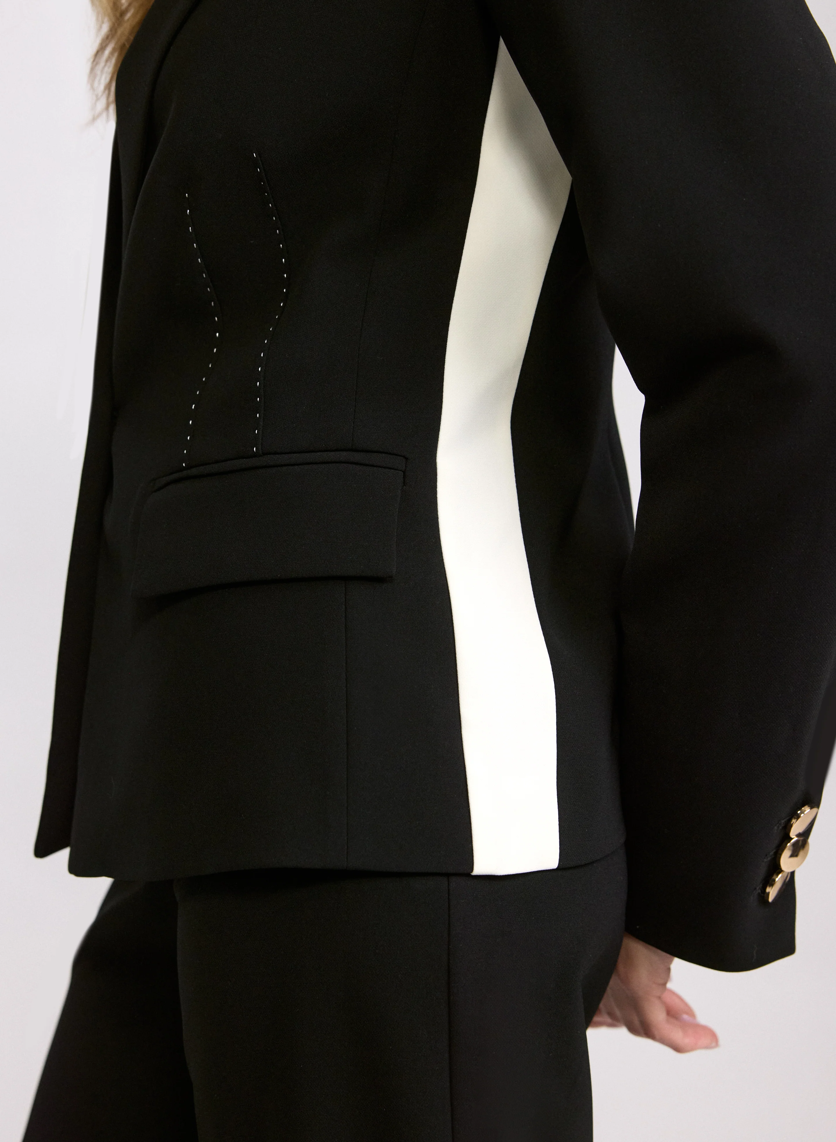 Contrast Saddle Seam Blazer - Image 5