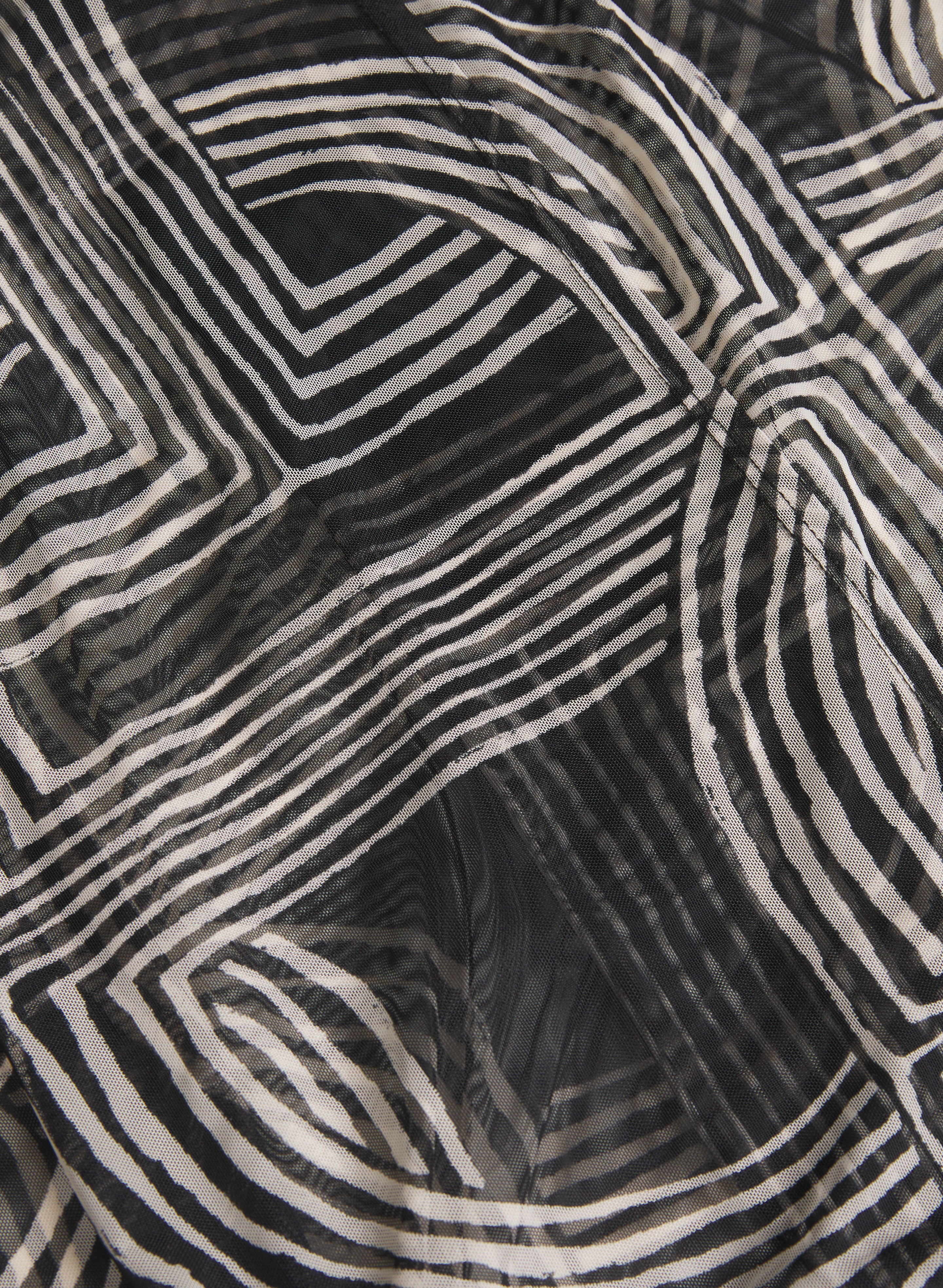 Geometric Mesh Cover-Up - Image 7